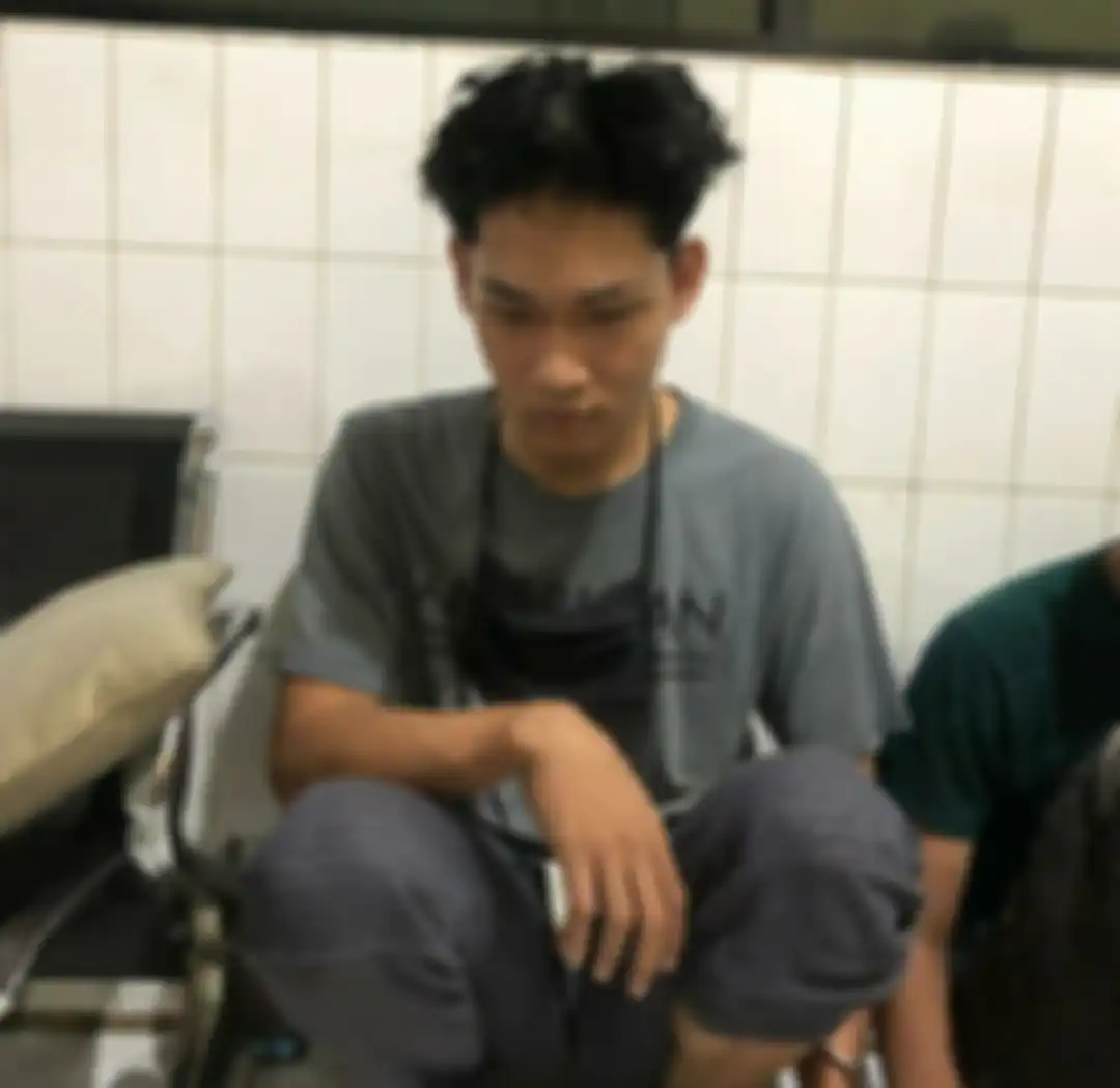 Ferdian Paleka memasang wajah melas sembari tertunduk saat diringkus polisi.