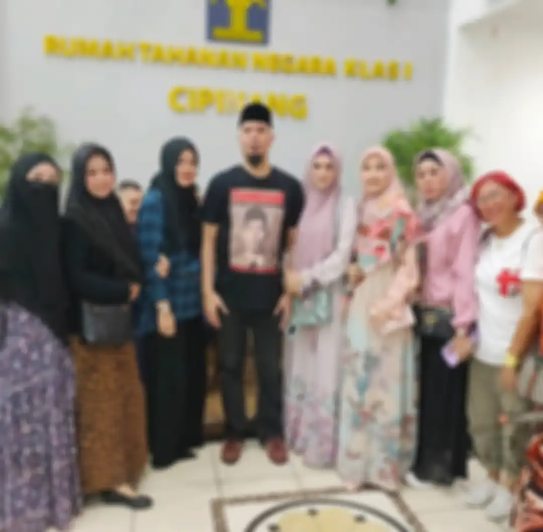 Ahmad Dhani di hari kebebasannya dari Rumah Tahanan Negara yang kala itu dijemput Mulan Jameela yang tampak santun dalam balutan Gamis HIjab Syari berwarna ungu pastel