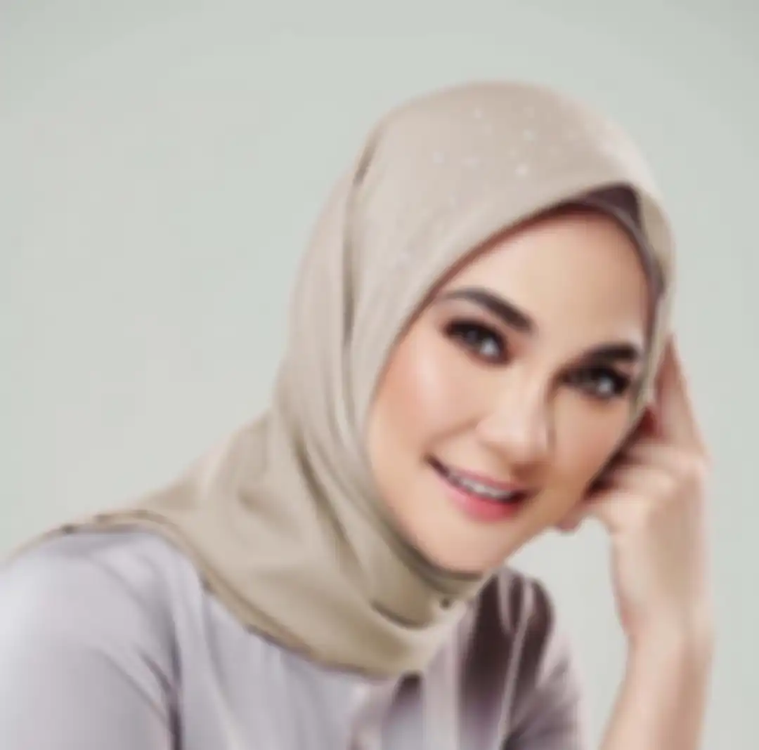 Tampilan Luna Maya berhijab saat jadi model katalog