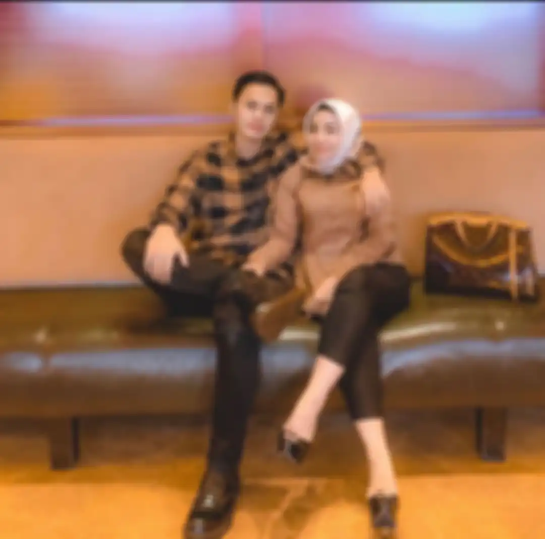 Muzdalifah mendapat sentilan dari netizen gegara auratnya terekspos. Foto mesranya dengan Fadel Islami jadi sorotan.