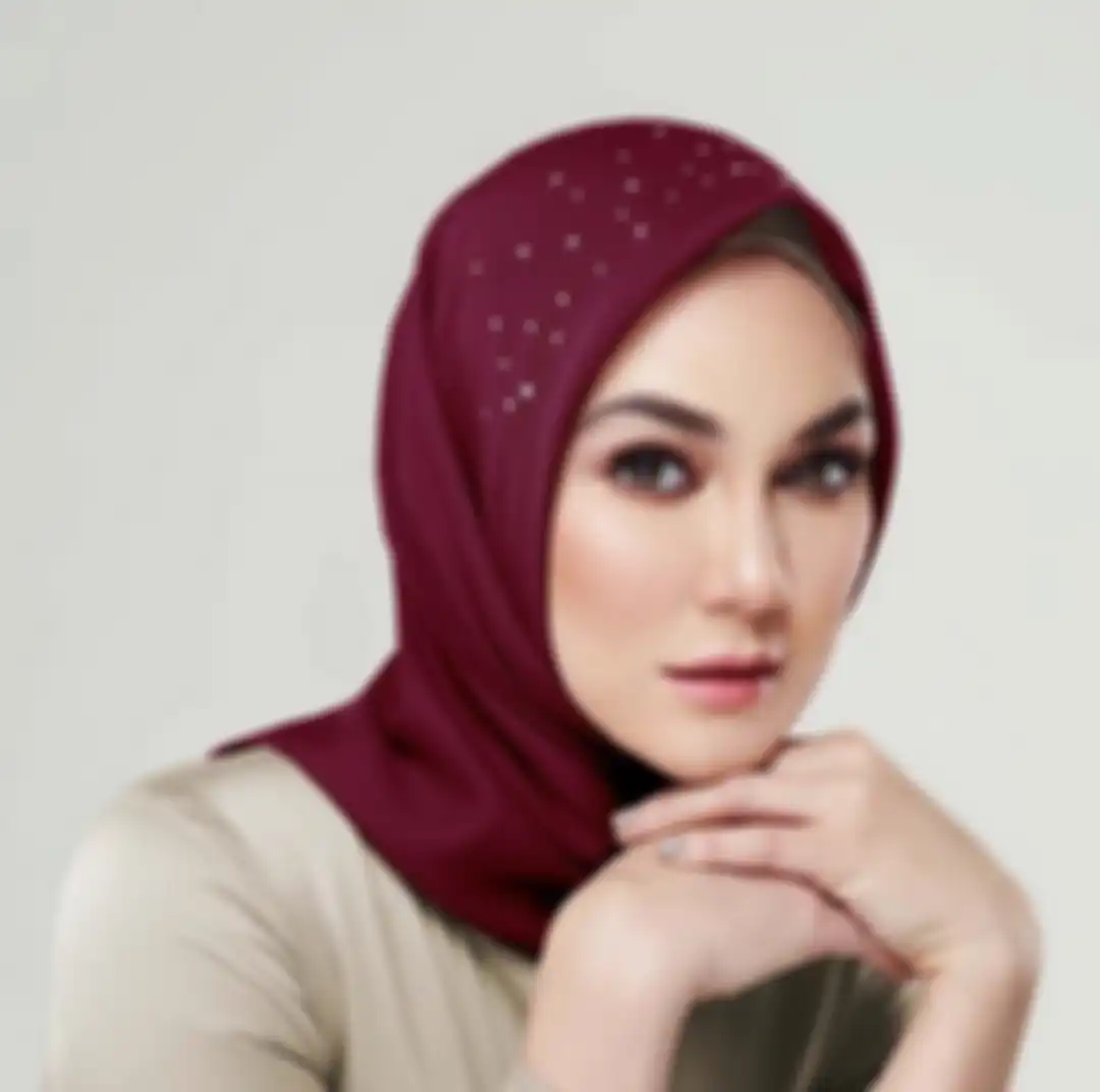 Tampilan Luna Maya berhijab saat jadi model katalog