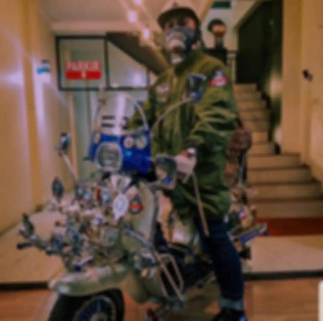 Modifikasi Vespa mods, disematkan banyak lampu dan spion.