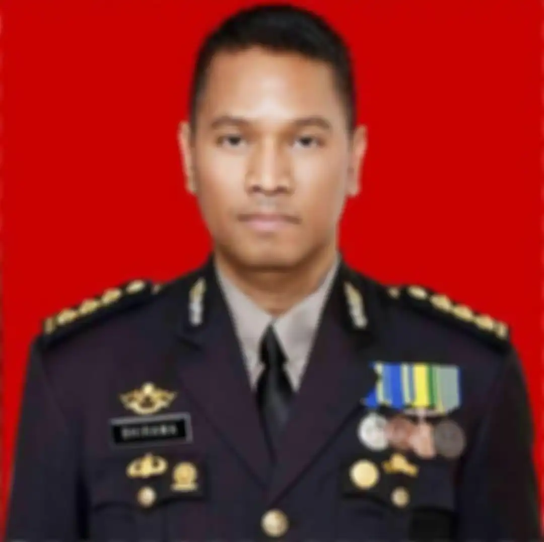 Walaupun foto adik bungsu Andika Perkasa itu tidak setenar sang kakak, namun soal karier Kombes Bhirawa tak kalah mentereng di Polri.