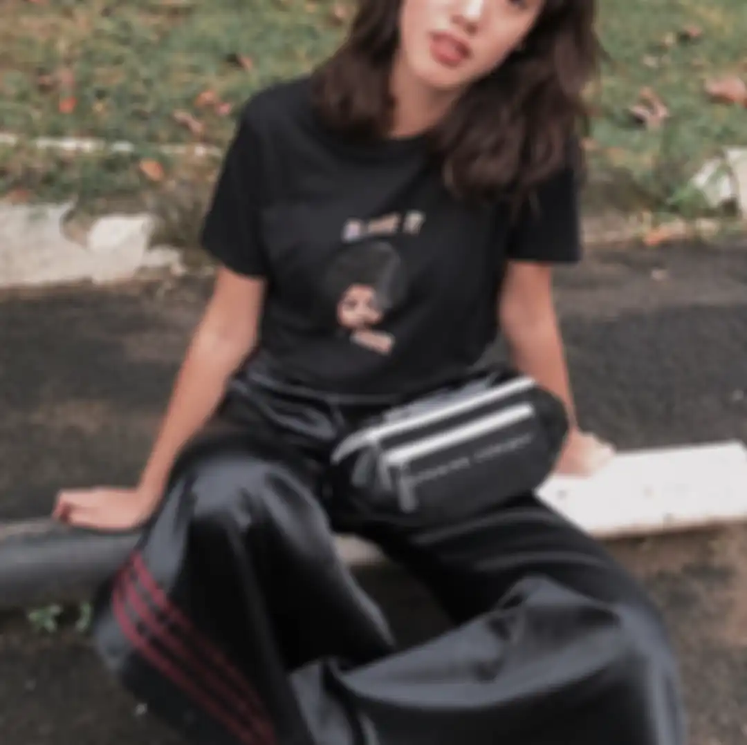 Tampil kece dengan waist bag ala Nabila Sudiro