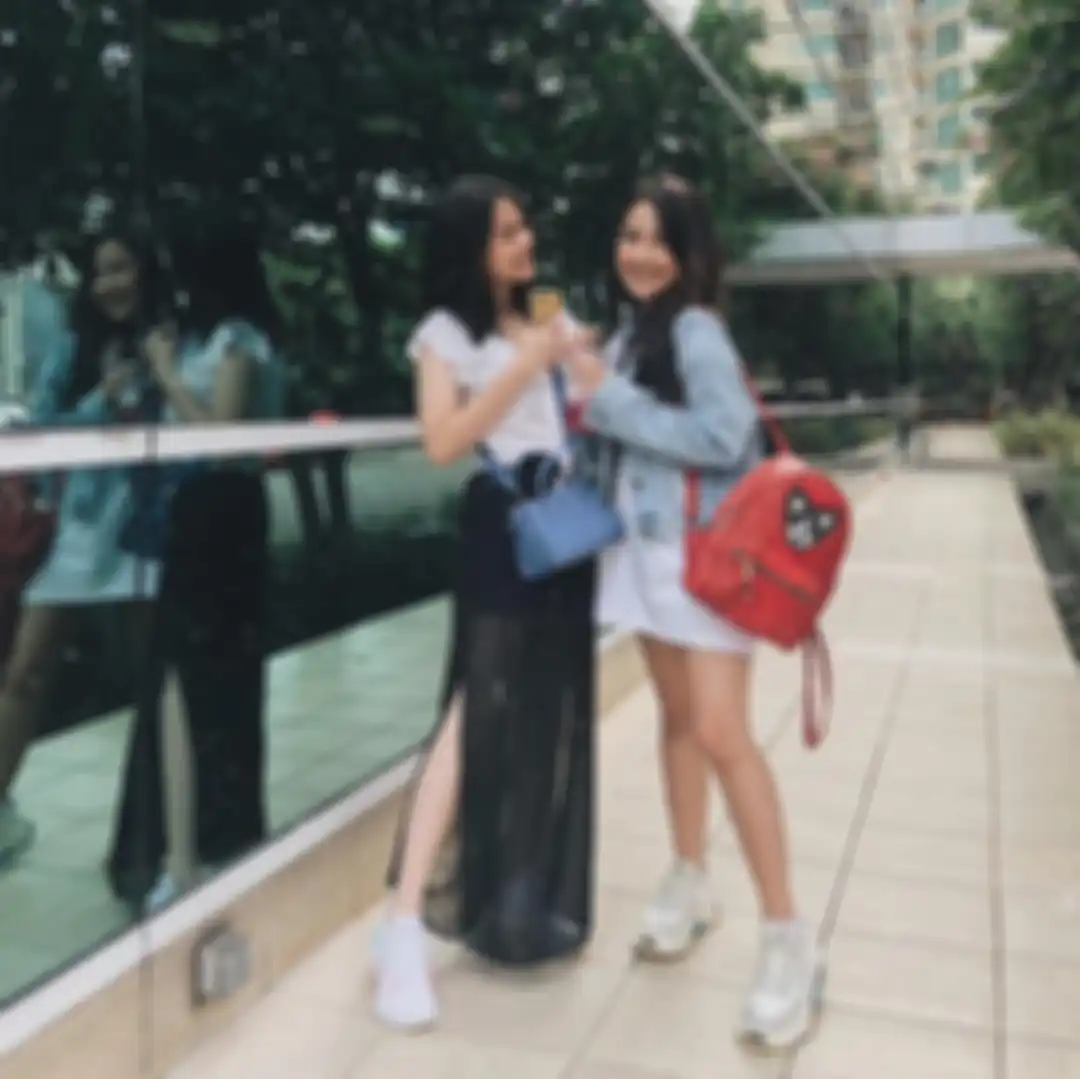 Fashion Aisyah Aqila dengan outfit putih