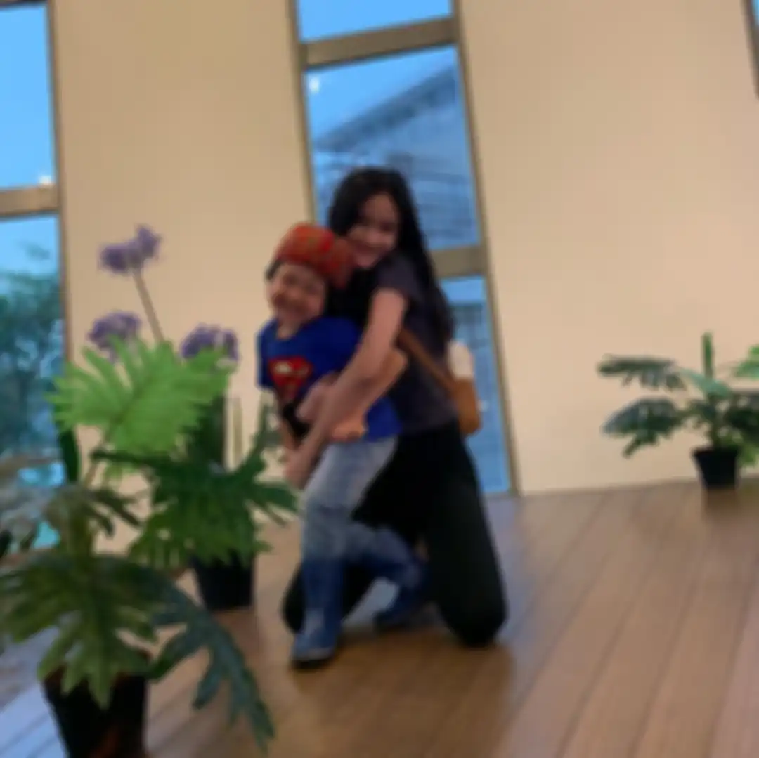 Leya & adik sambungnya, Kabay Anaking Maryadi