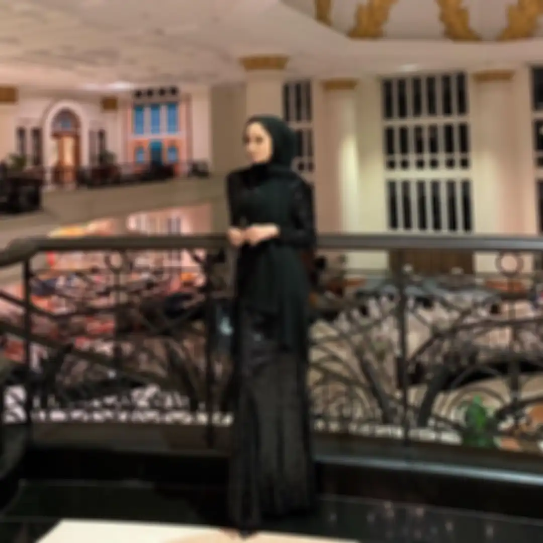Dress hijab hitam untuk kondangan ala Ayu Harris