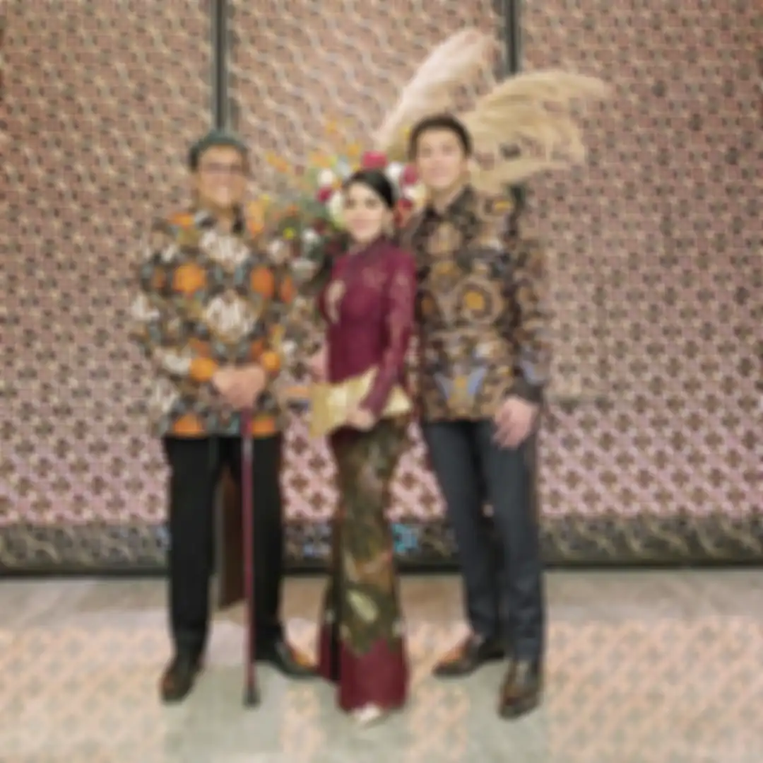 Syahrini saat temani mertua dan sang suami kondangan