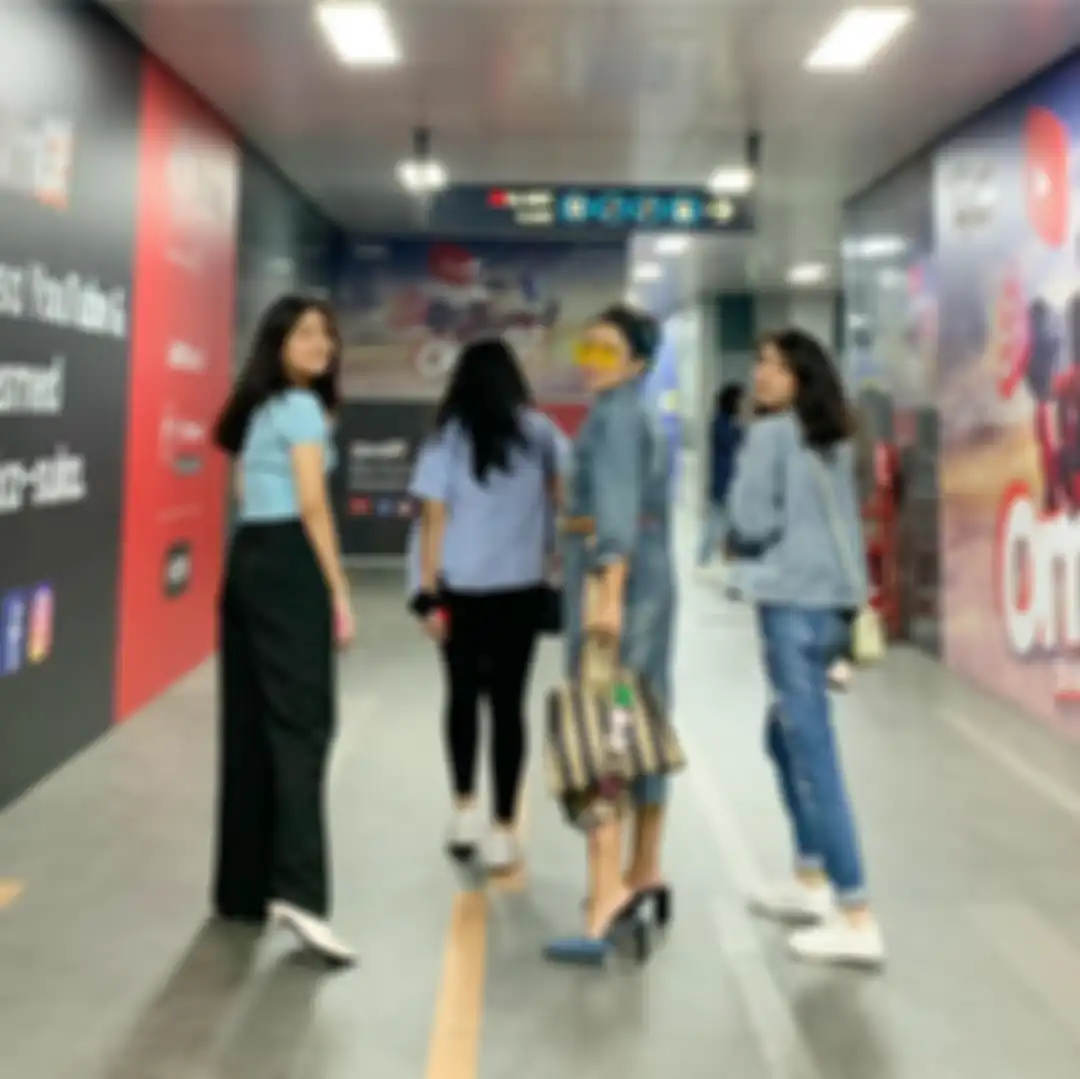Potret Mayangsari naik MRT