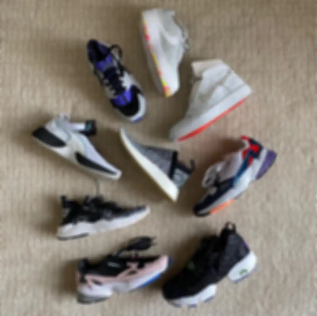 Sneakers milik Dian Sastrowardoyo )