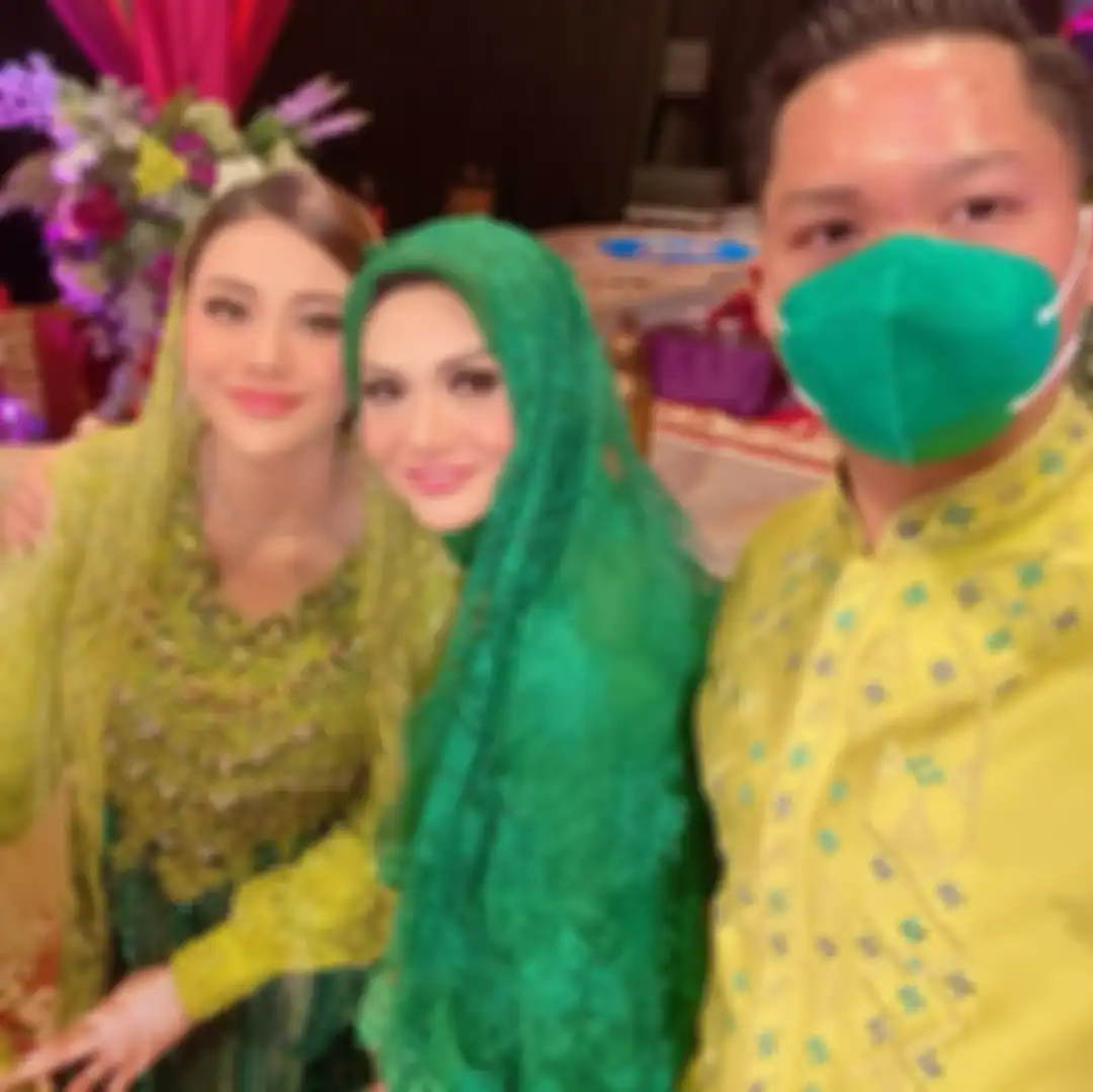 Tampilan Krisdayanti foto bareng Aurel dan Azriel