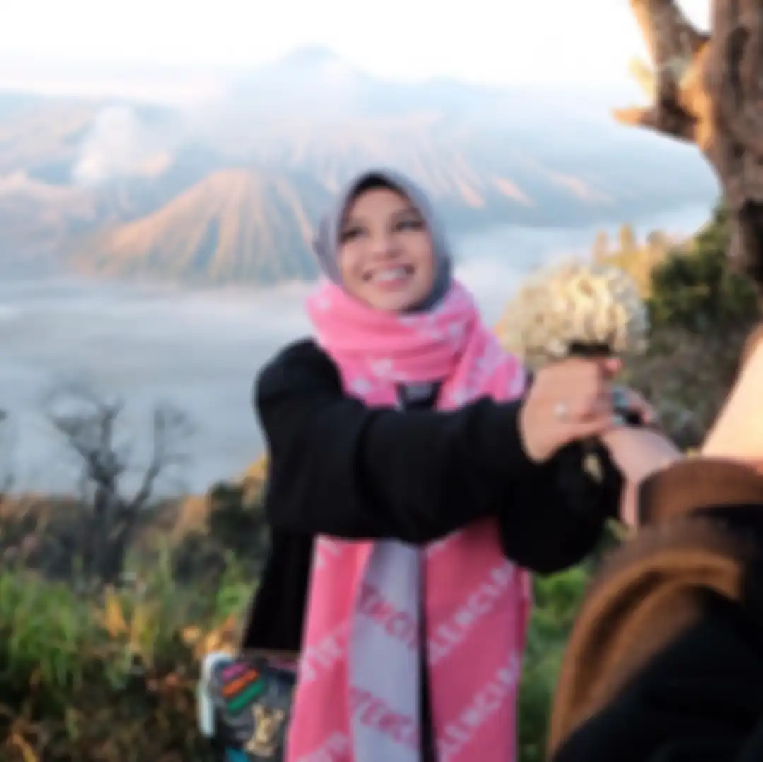 Aurel Hermansyah memegang bunga edelweis pemberian Atta Halilintar.