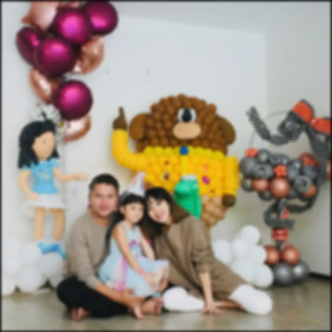 Foto Gisel bahagia bersama Gempi dan Gading Marten saat merayakan ulang tahun putri kesayangan mereka.