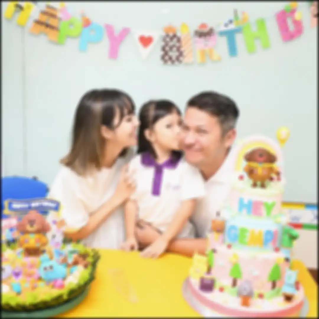 Foto Gisel bahagia bersama Gempi dan Gading Marten saat merayakan ulang tahun putri kesayangan mereka.