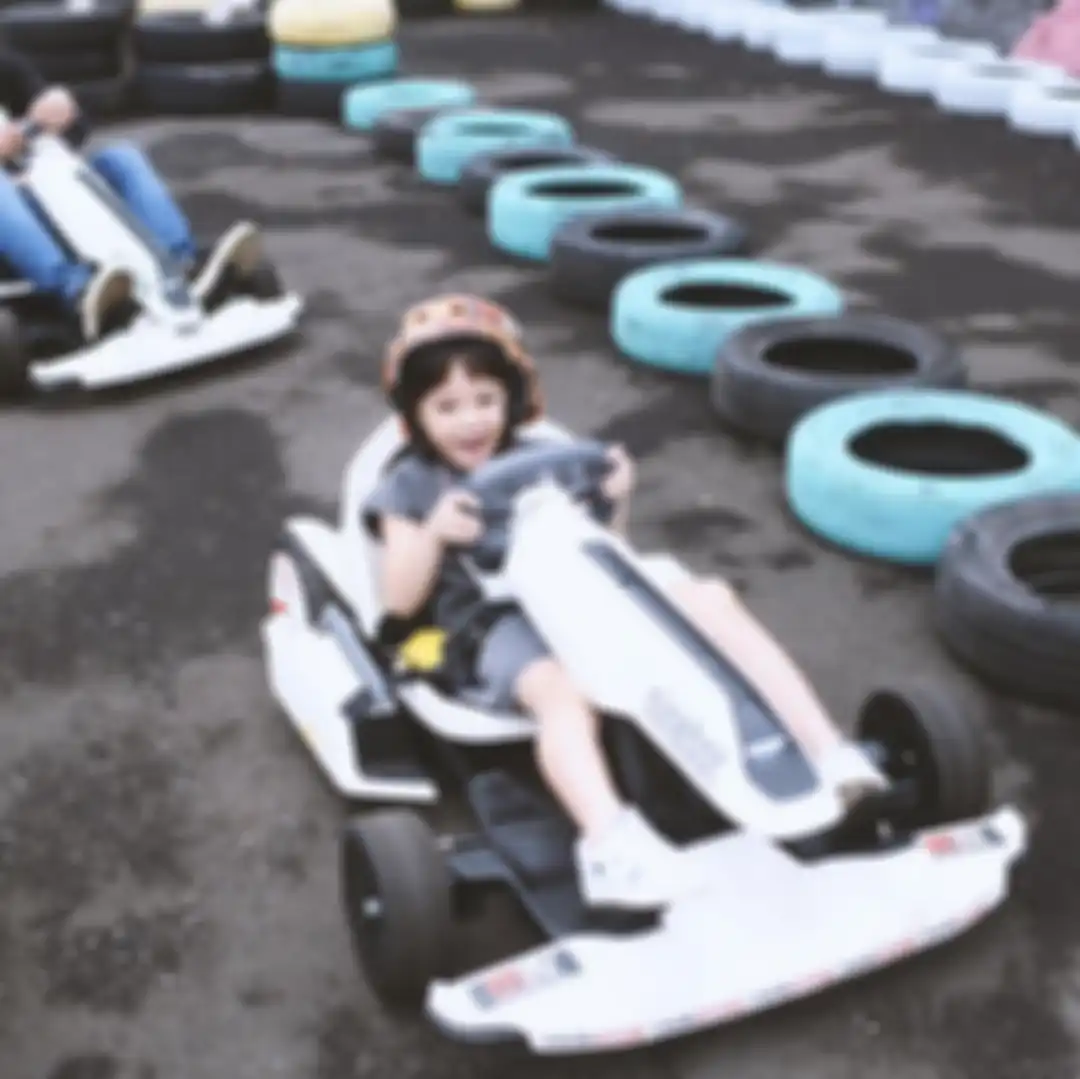 Foto Gempi saat bermain gokart bersama papanya. Gading Marten balas komentar Gisel, netizen minta Wijin mundur.