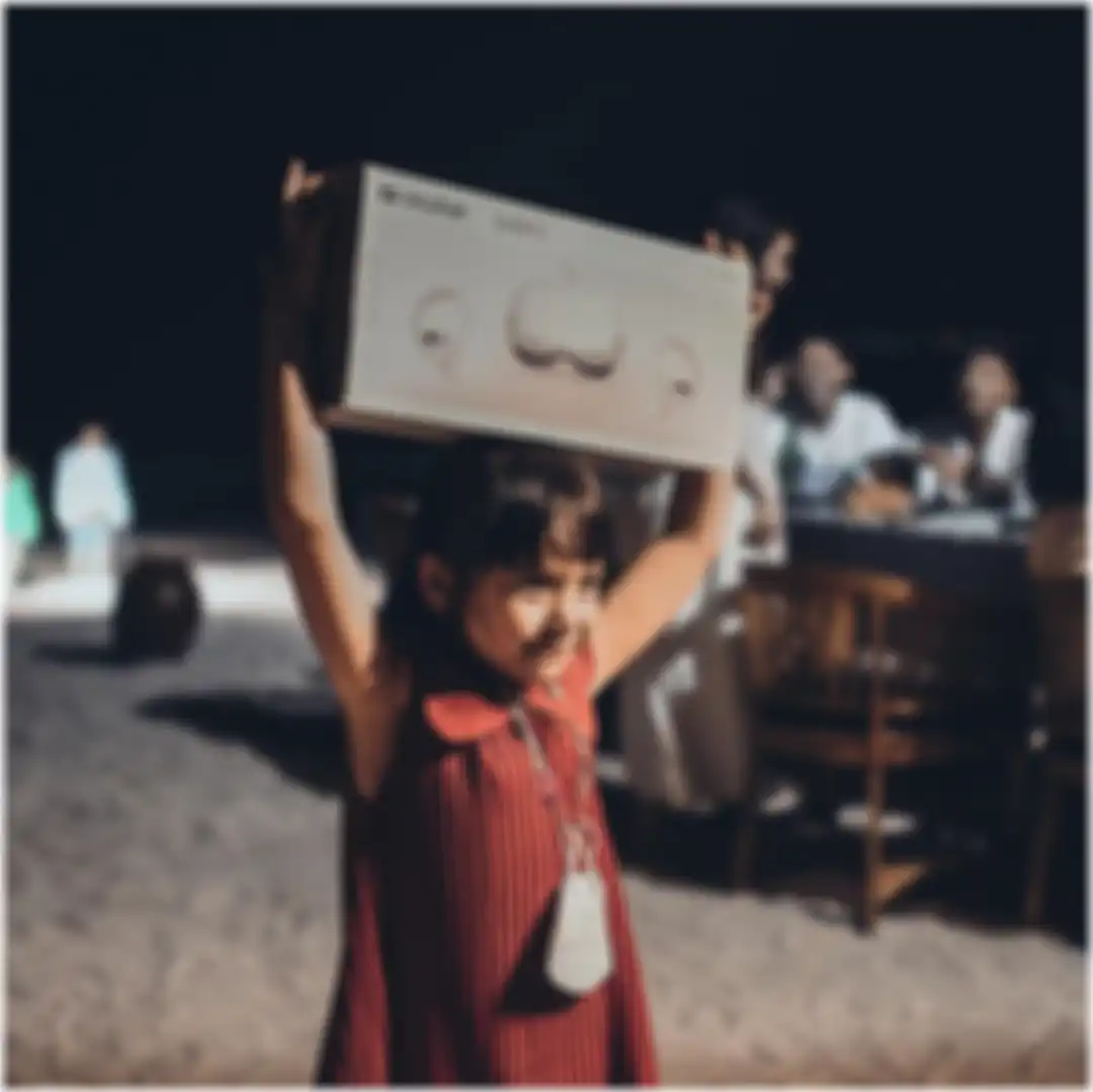 Ketika kado Natal dibuka, foto ekspresi anak Gisel menjadi sorotan. Sebab, dia begitu terkejut mendapatkan Oculus Quest 2, game VR kekinian. 