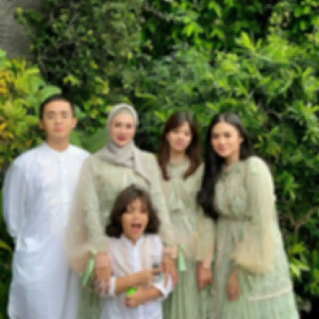 Sikap Ahmad Dhani di Hari Lebaran menjadi sorotan netizen. Pemicunya komentar kekasih Dul Jaelani di foto keluarga Mulan Jameela. 