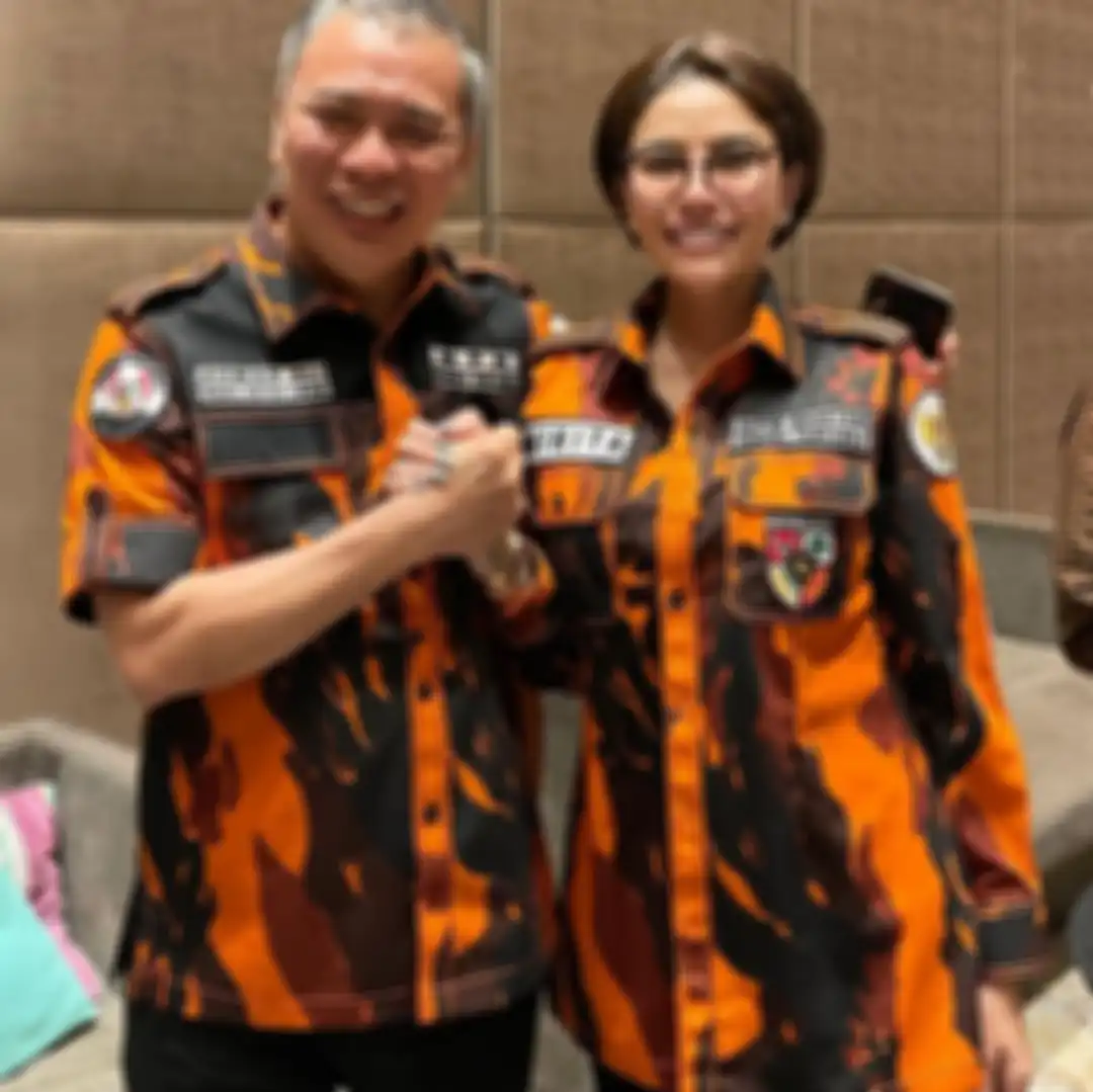 Nikita Mirzani memamerkan foto dia saat memakai seragam Pemuda Pancasila. Netizen malah nyinyir, cantik banget Najwa Shihab.