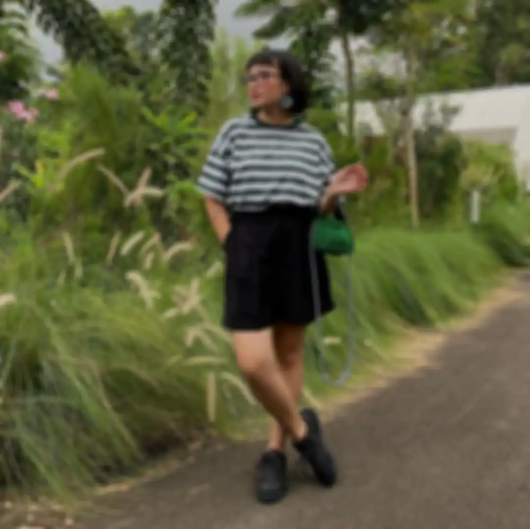Ide outfit santai pakai celana pendek buat OOTD