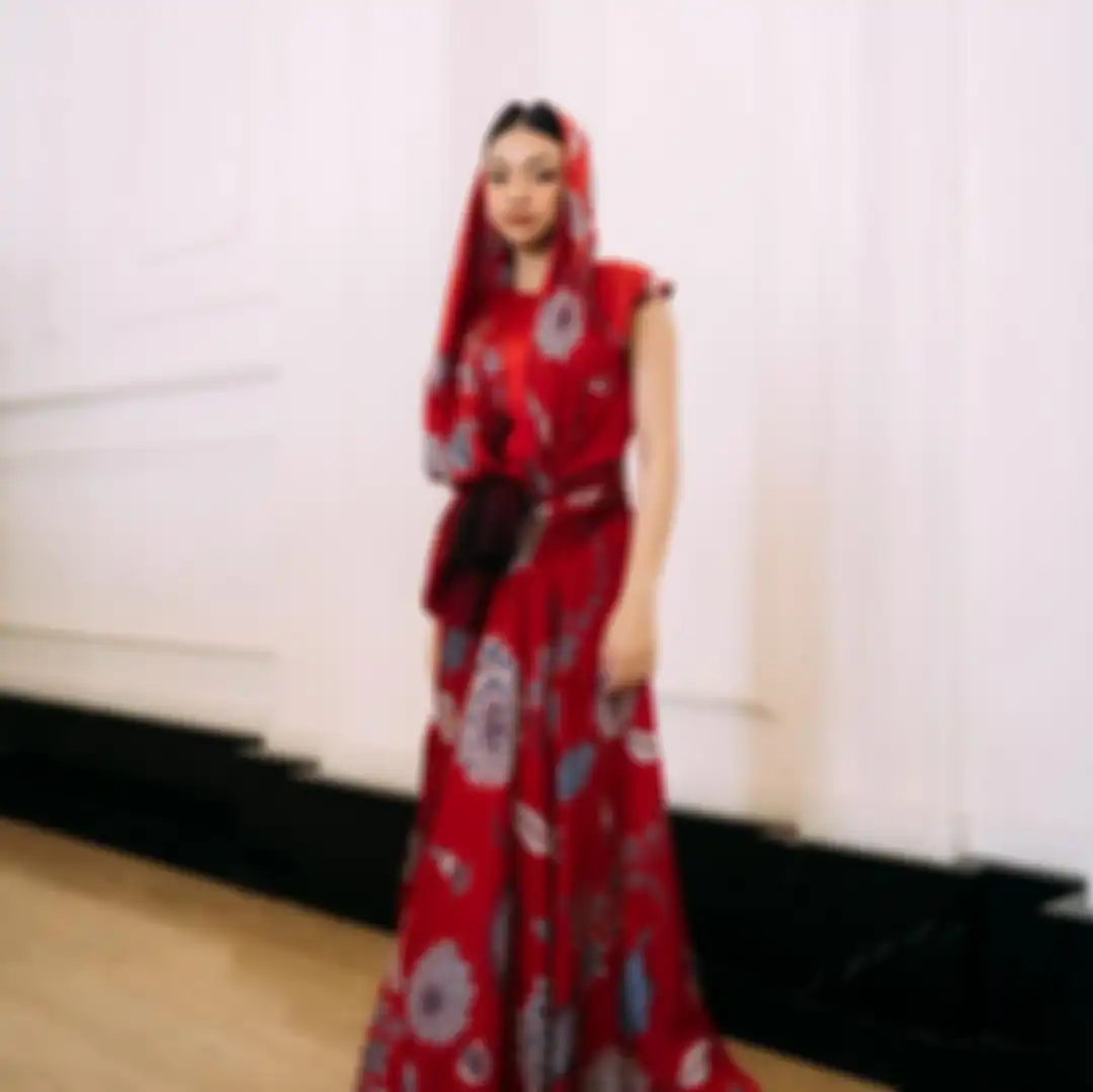 Pesona Naura Ayu pakai dress merah