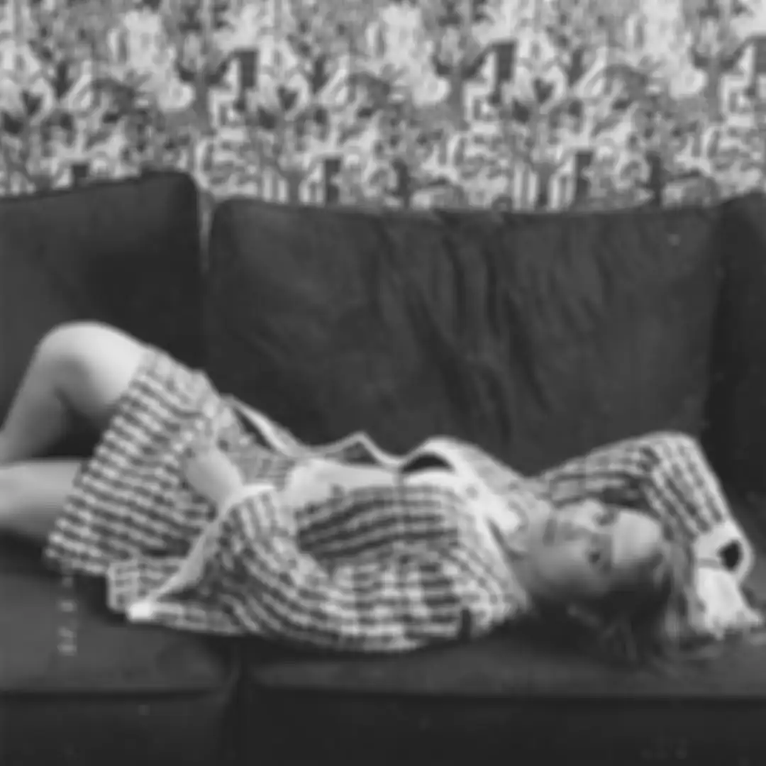 Penampilan modis Prilly saat foto sambil rebahan di sofa