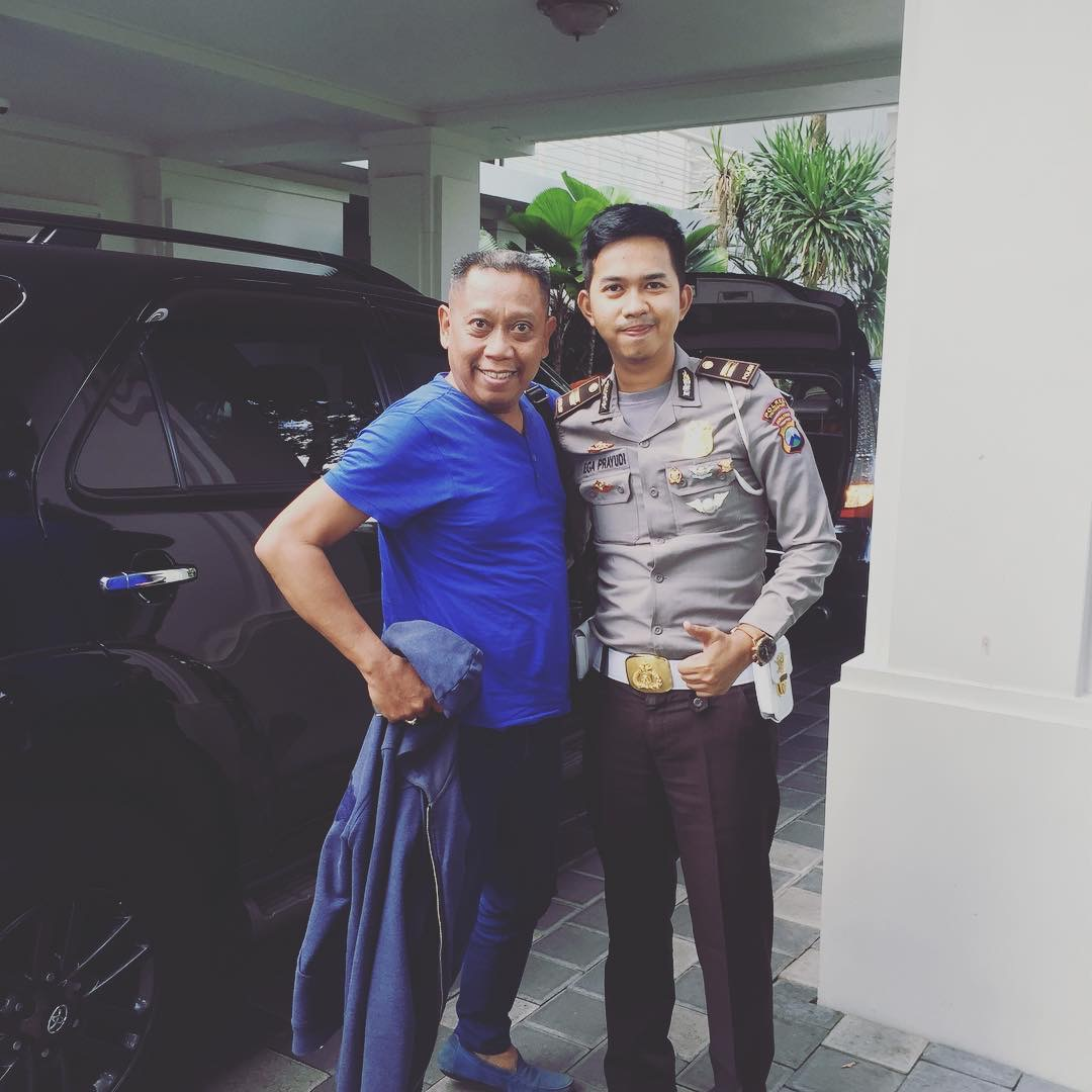 Foto keluarga Tukul Arwana sebelum istrinya meninggal bikin terharu. Ini alasan Tukul Arwana angkat Ega Prayudi jadi anak sulungnya. 