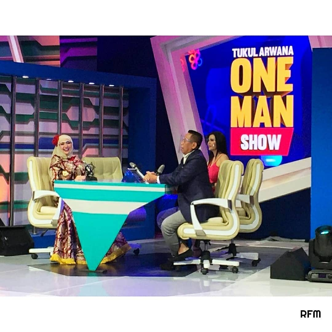 Netizen kalap melihat foto Tukul Arwana nempel Maria Vania. Mereka berebut komentar terhadap foto Tukul Arwana bareng sang presenter cantik