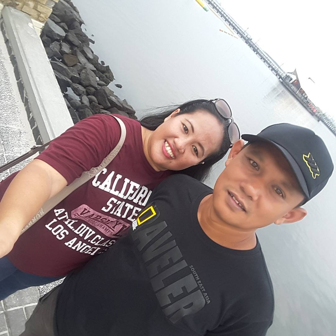Foto tampang asisten rumah tangga (ART) ibunda Nirina Zubir yang bernama Riri Khasmita digeruduk netizen di media sosial.