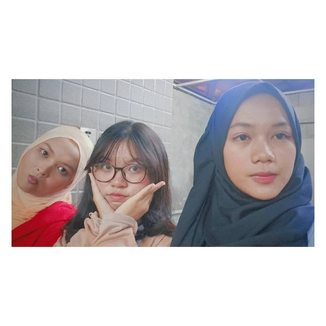 Fauziyah Nabilah (baju merah) tercatat memiliki akun Instagram bernama @fauziyahnblh. Sayangnya, di akun miliknya dia hanya mengunggah dua foto. 