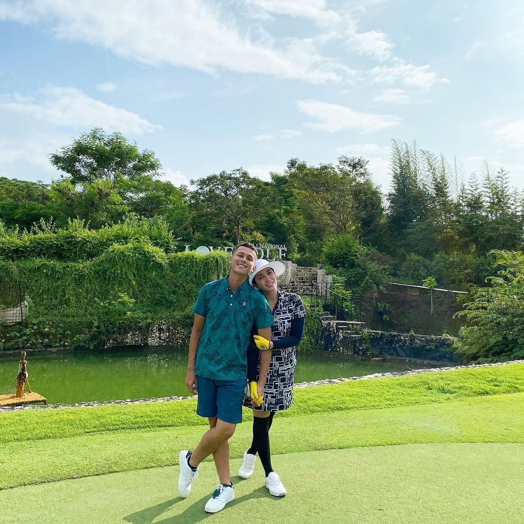 Ussy Sulistiawaty merasa dibohongi suami brondongnya, Andhika Pratama. Nama Andhika viral gegara dituding main gila dengan Chandrika Chika.