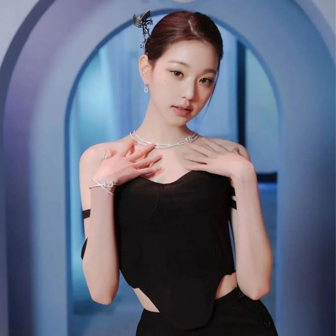 Wonyoung IVE menggunakan jepit rambut pheonix