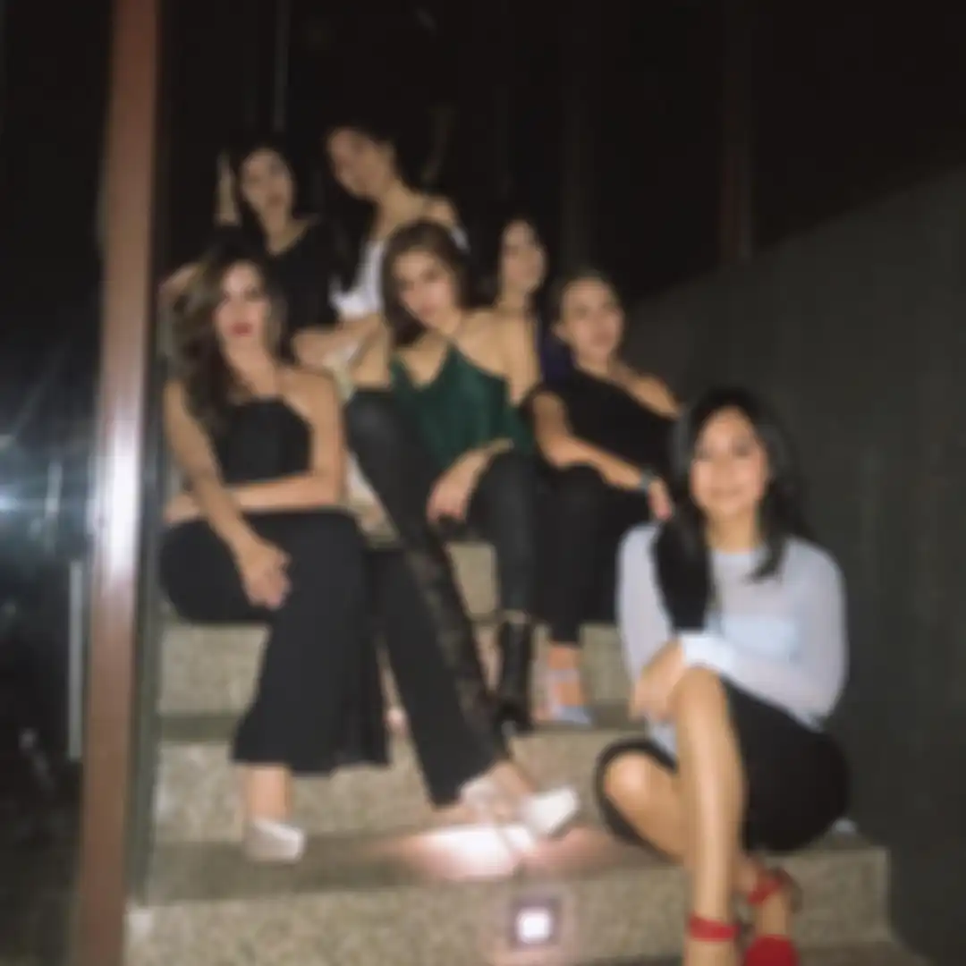 Girls Squad (Thalita berbaju hitam paling belakang)