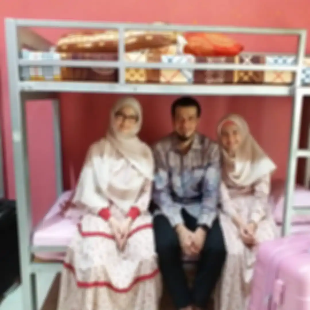 Jihan Fahira dan Primus saat menjenguk putri sulungnya di pondok pesantren