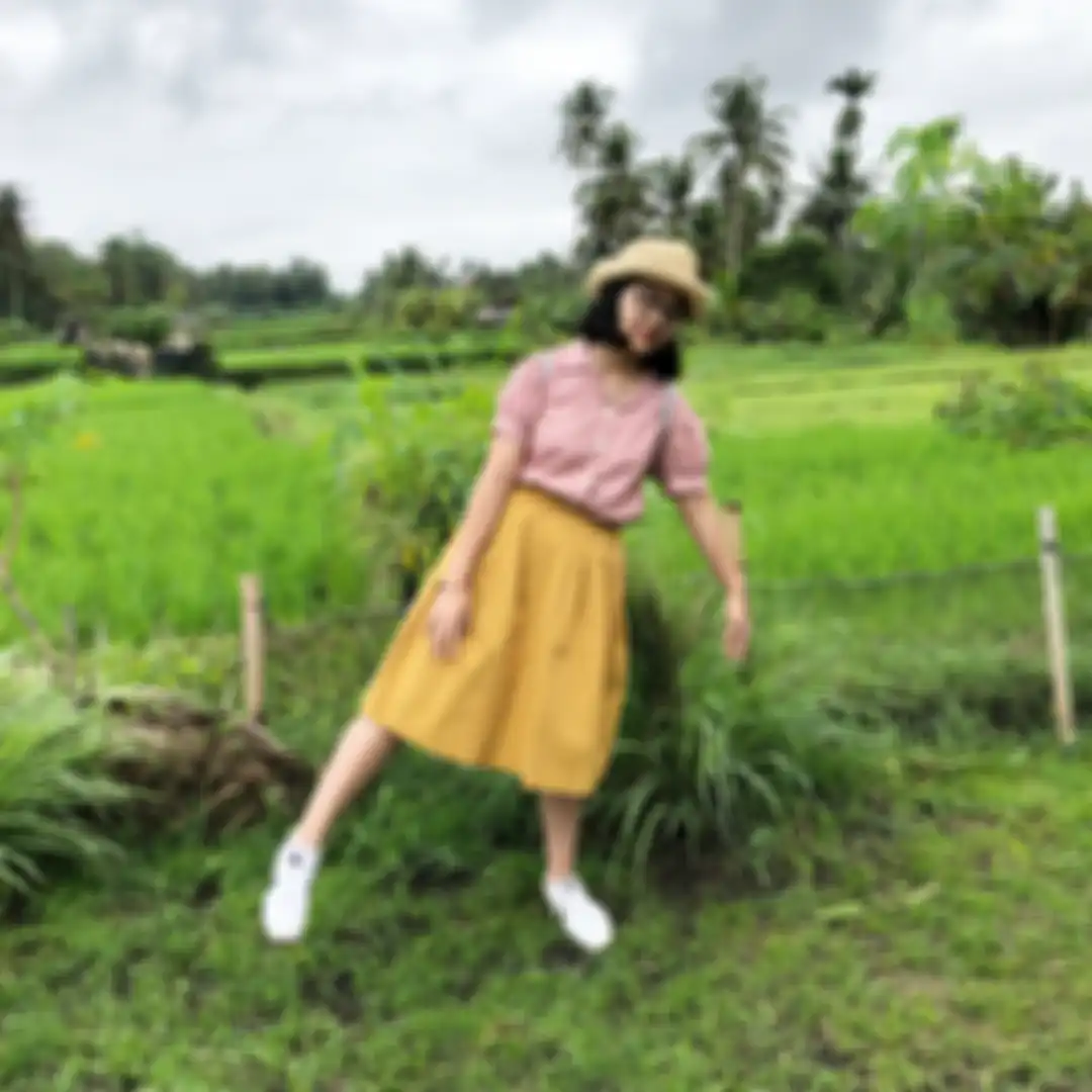 Mix and match kemeja dan rok midi ala Cinta Kuya