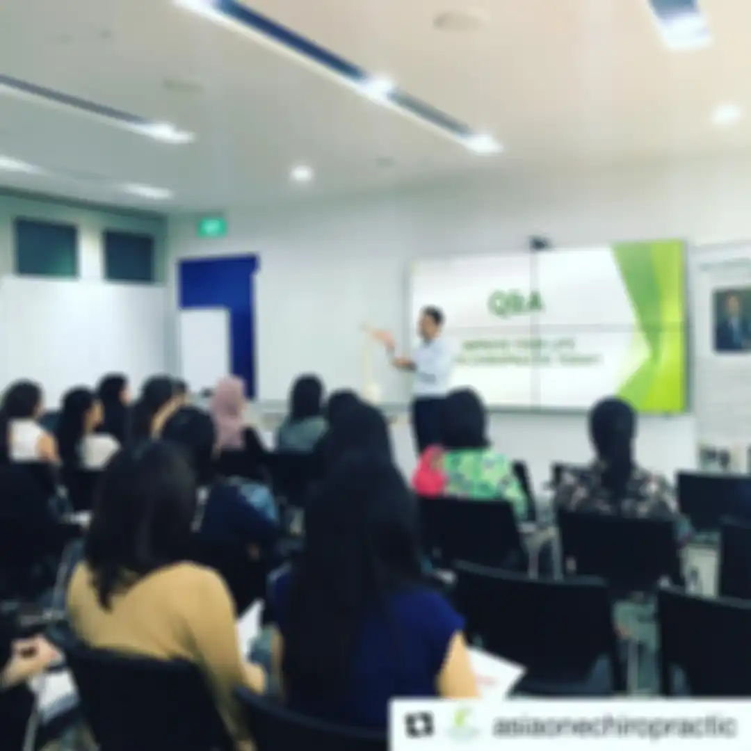 Neil Furuno sang ahli chiropractor mengisi suatu acara