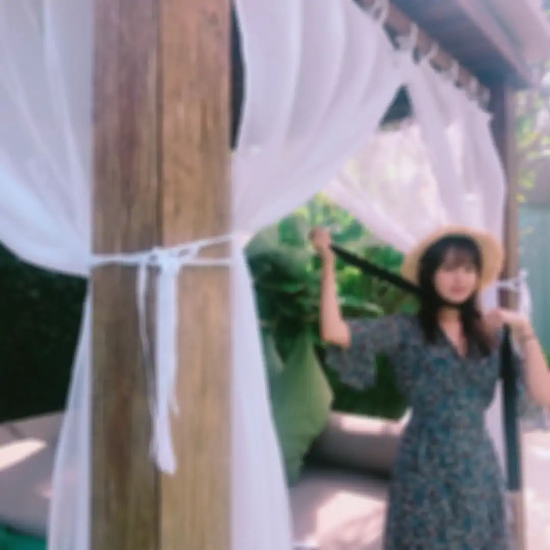 Kim Ji Won v-neck dress