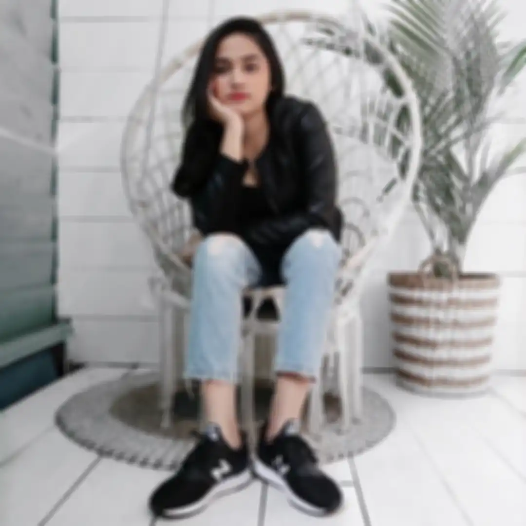 Padu padan leather jacket ala Syifa Hadju