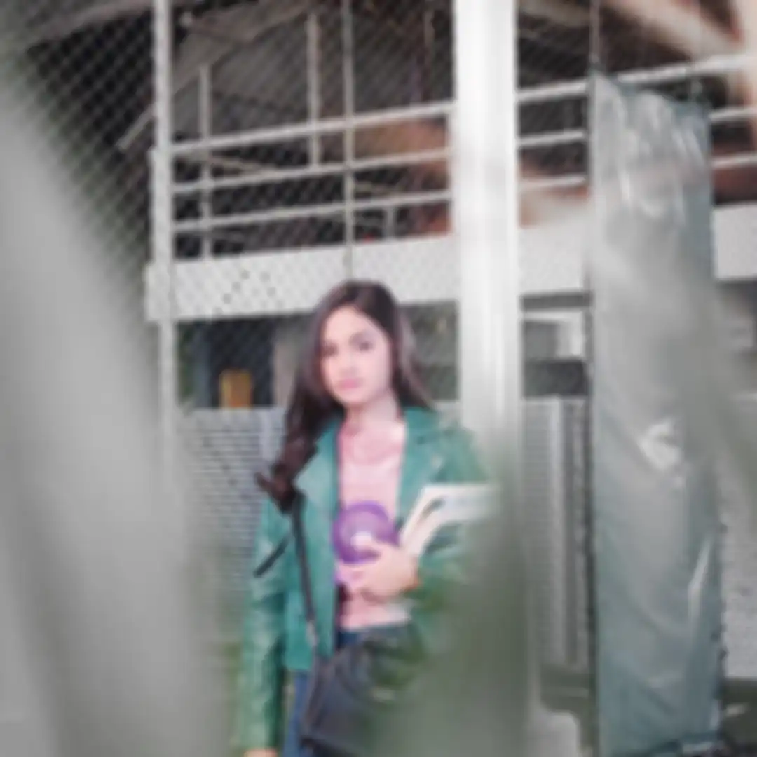 Padu padan leather jacket ala Syifa Hadju