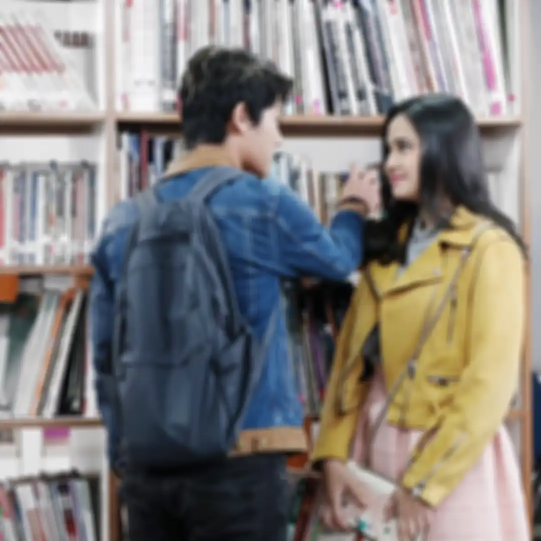 Padu padan leather jacket ala Syifa Hadju
