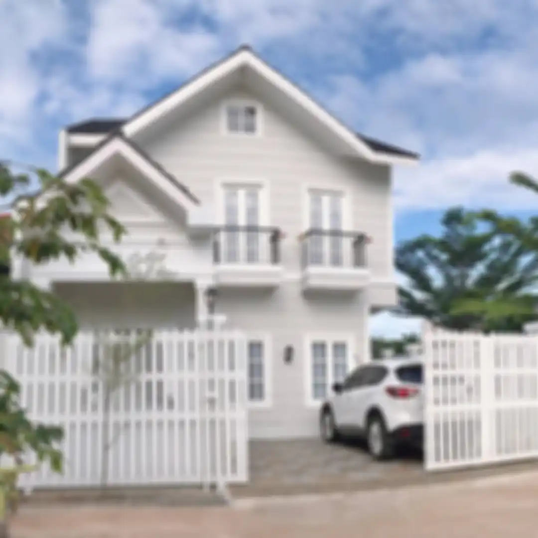 Tampilan luar rumah Natalie Sarah bergaya American Classic.
