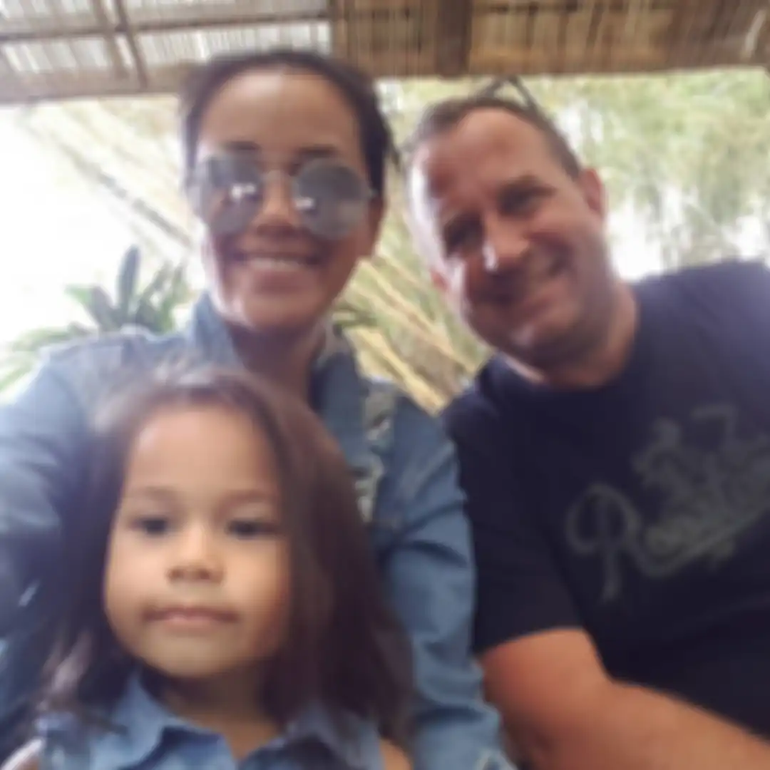 Lia Waode dengan suami dan anaknya