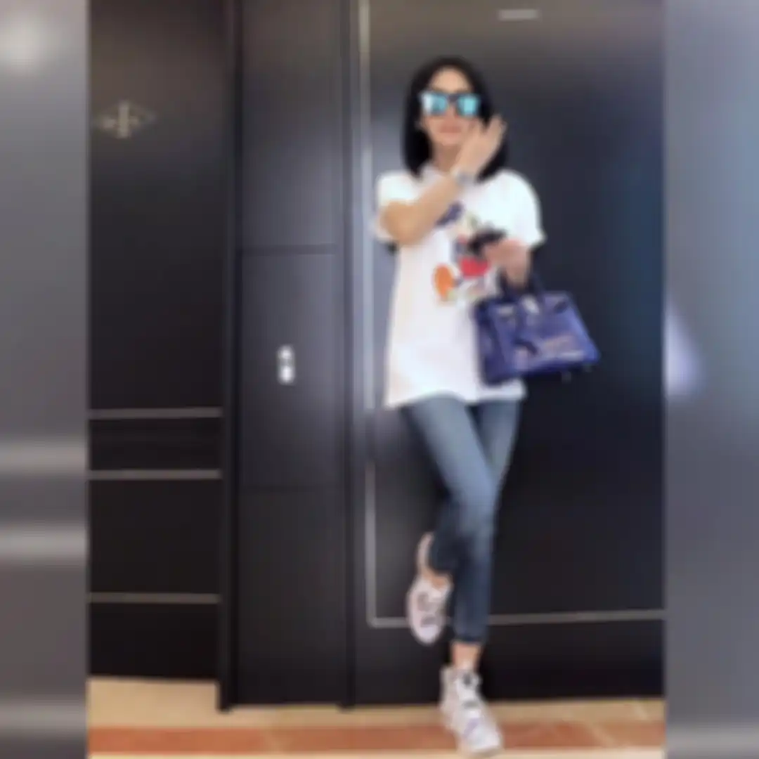 Syahrini terlihat tampil simpel bergaya kasual mengenakan baju harga dua ratus ribuan dari brand Uni