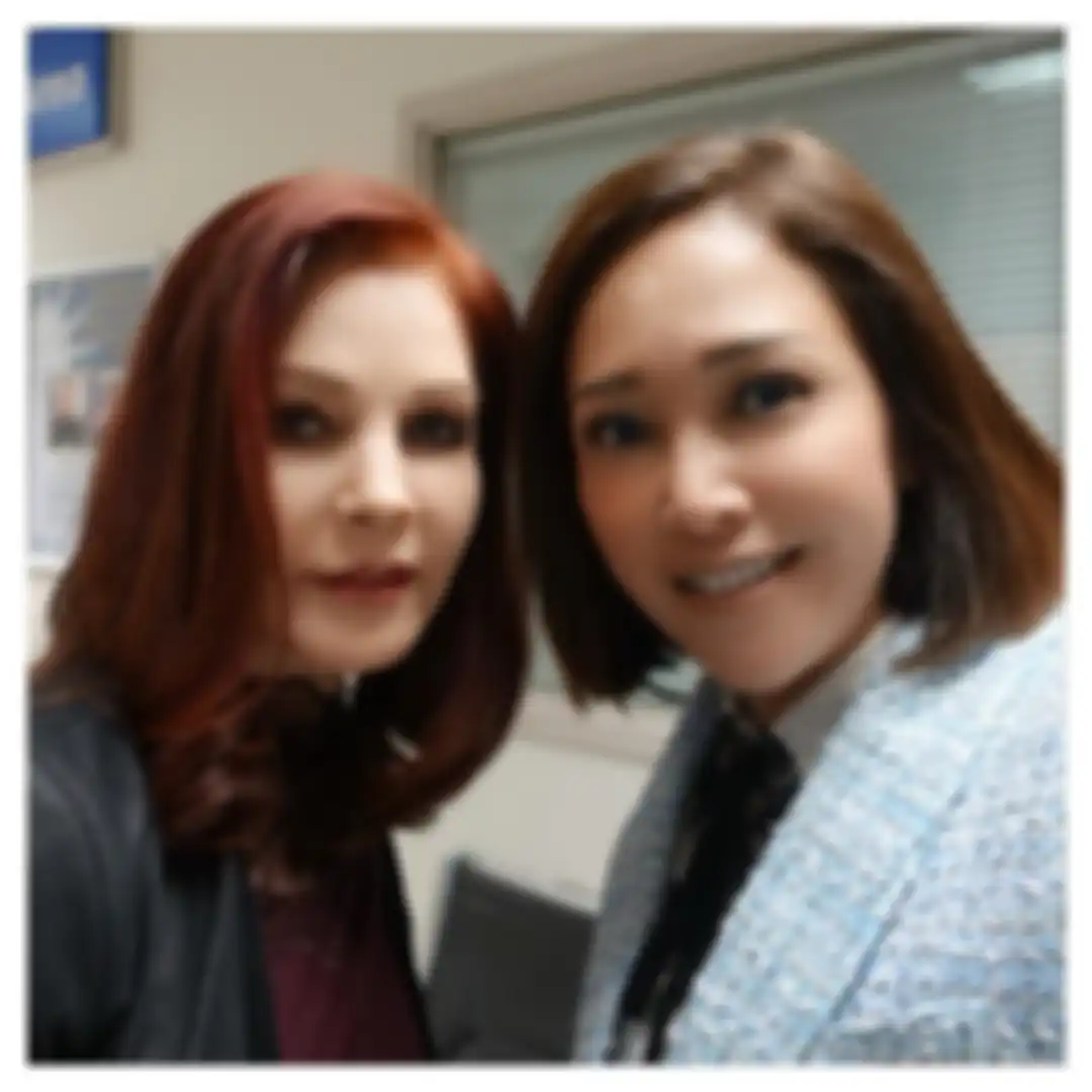 Penampilan cantik Maia Estianty saat foto bersama Mantan Istri Elvis Presley, Priscilla Presley pakai baju mewah harga fantastis