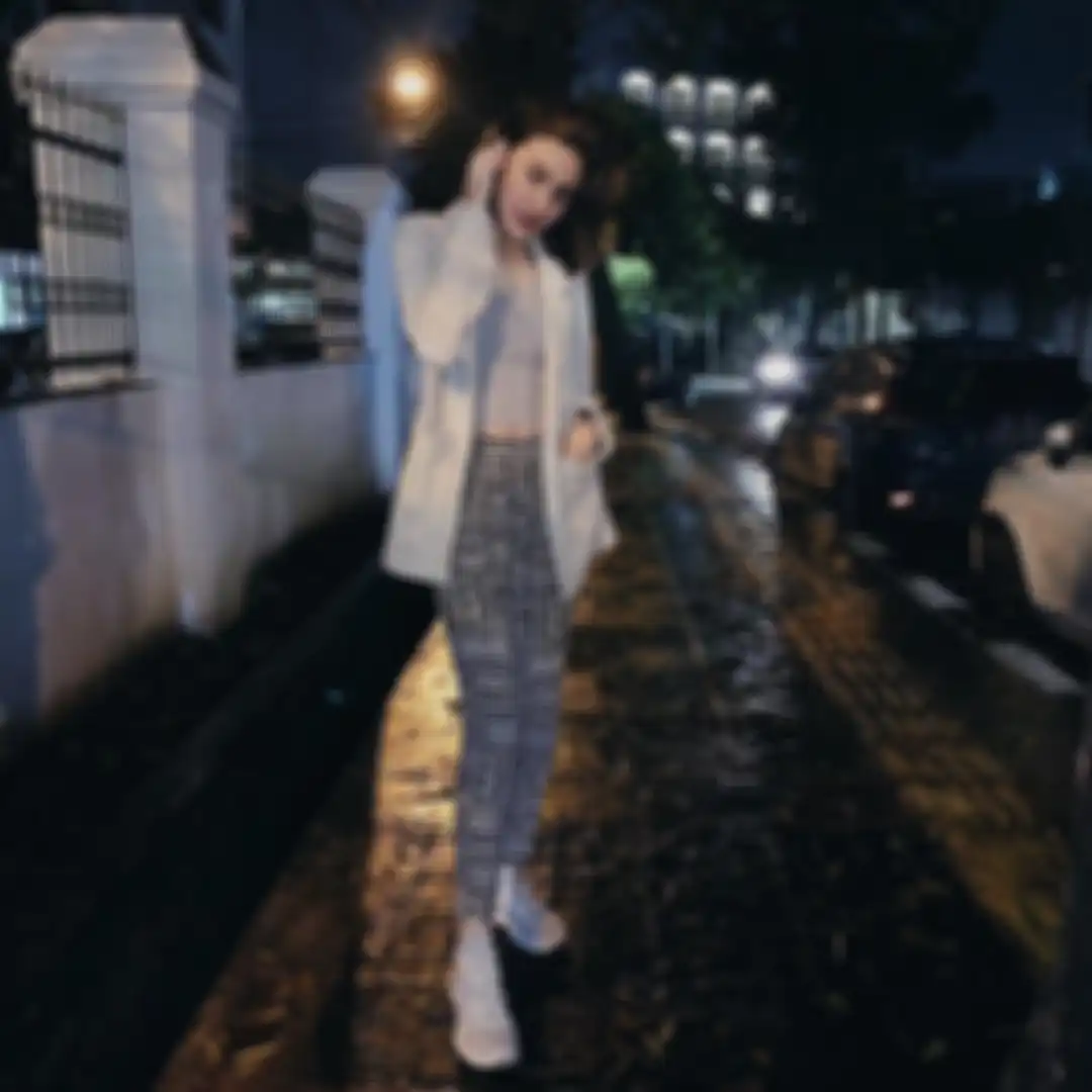 Gaya kece dengan crop top ala Andira Hadley
