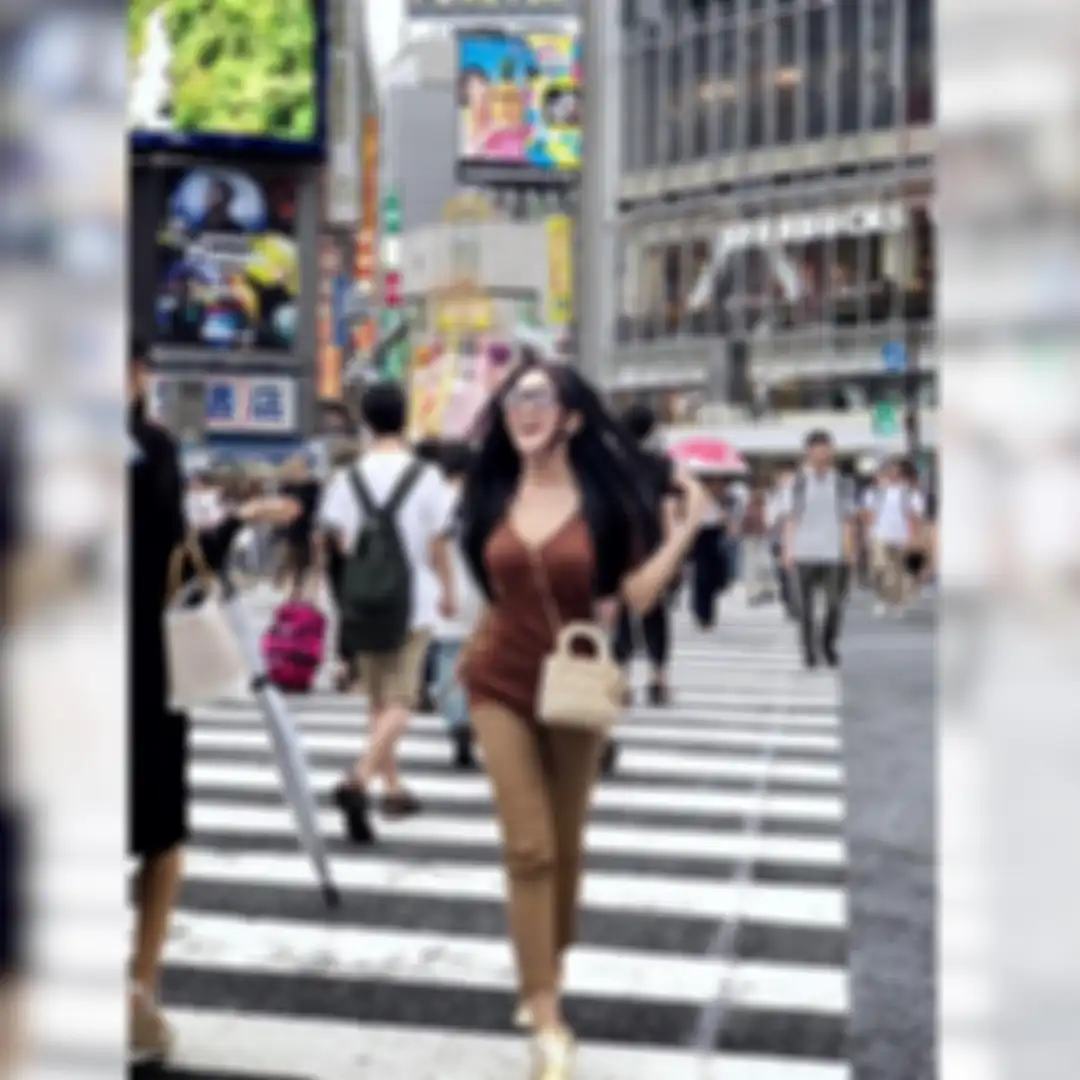 Tak Melulu Glamor, Intip 3 Penampilan Sederhana Syahrini dengan Kaus Kasual yang Super Stylish!