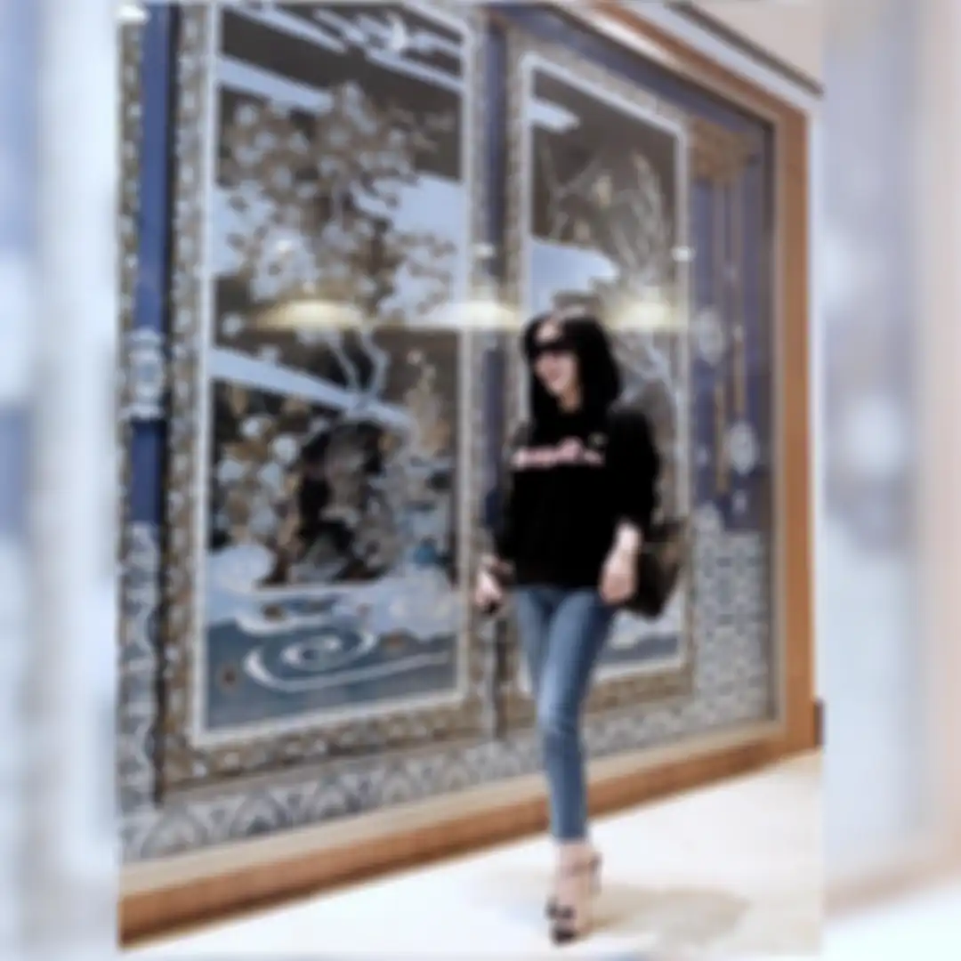 Tak Melulu Glamor, Intip Penampilan Sederhana Syahrini dengan Kaus Kasual yang Super Stylish!