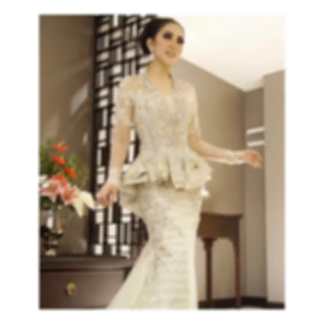 Foto Anggun Syahrini dengan Gaun Putih Glamor ala Pengantin di Hari Pernikahan - Kebaya