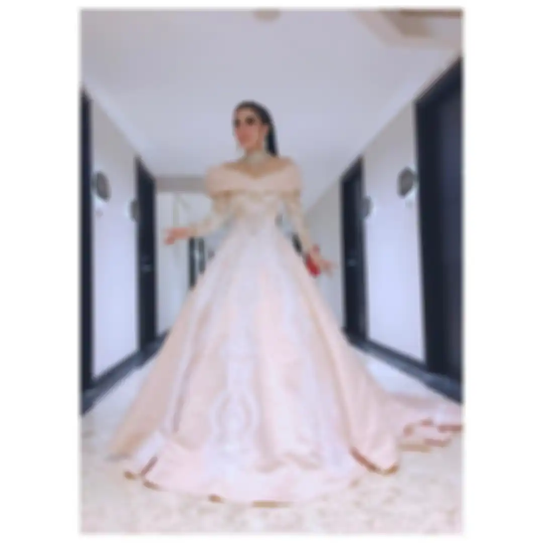 Foto Anggun Syahrini dengan Gaun Putih Glamor ala Pengantin di Hari Pernikahan - Off Shoulder