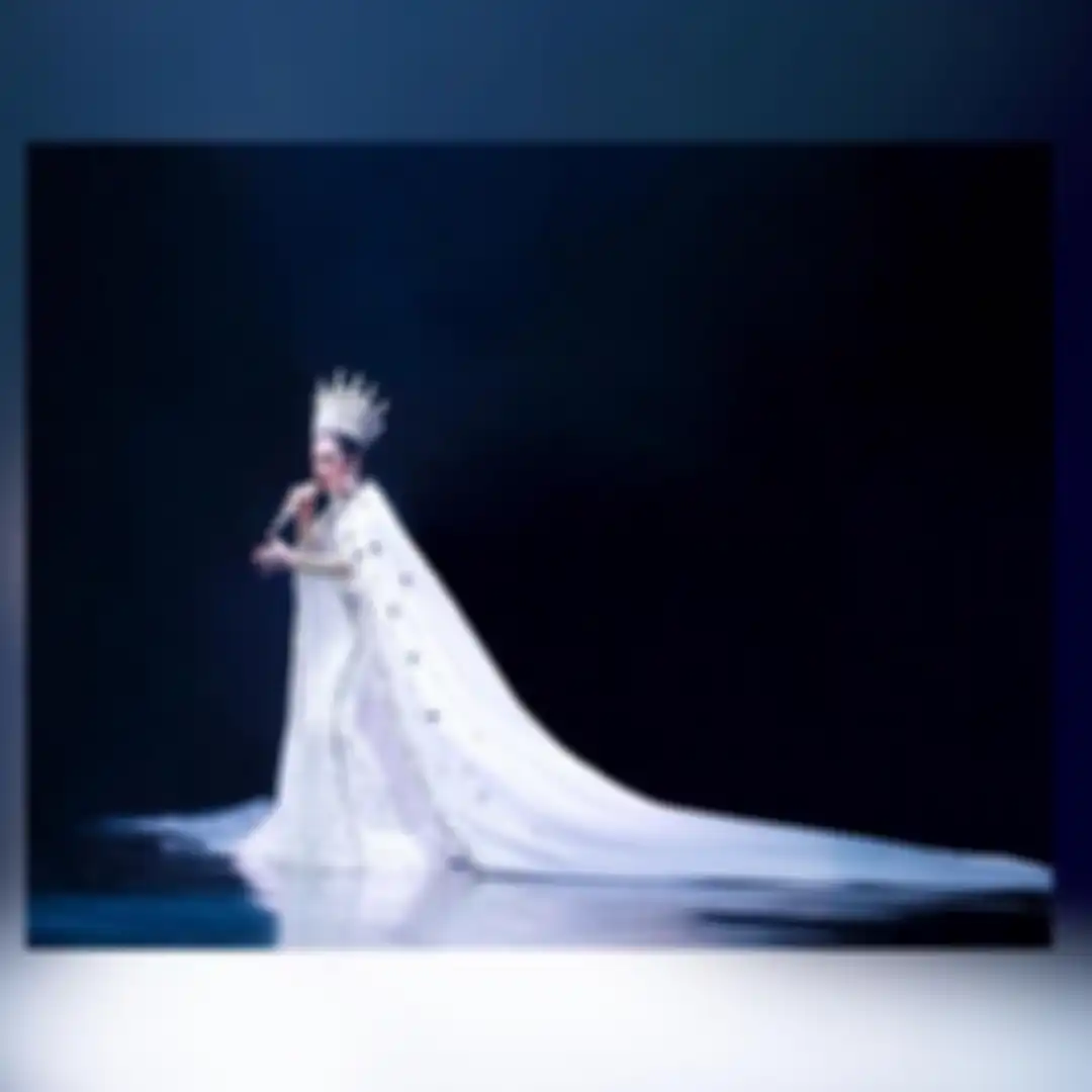 Foto Anggun Syahrini dengan Gaun Putih Glamor ala Pengantin di Hari Pernikahan - Robe Dress