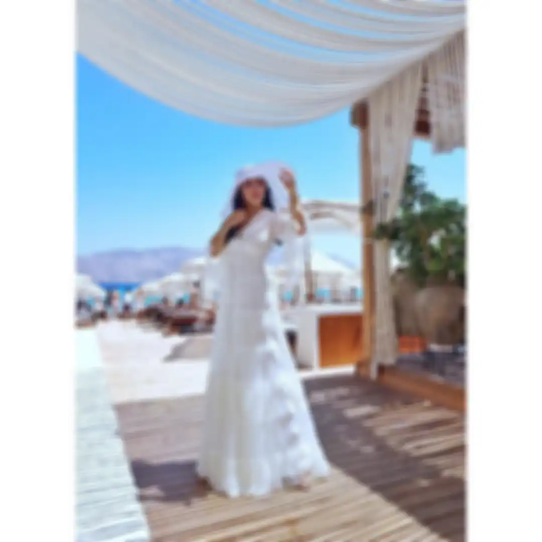 Foto Anggun Syahrini dengan Gaun Putih Glamor ala Pengantin di Hari Pernikahan - Simple Dress